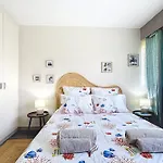 Private Garden Pool & Tennis 15 Min Walk To Center Апартаменты