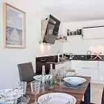 Private Garden Pool & Tennis 15 Min Walk To Center *