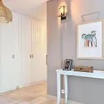 Private Garden Pool & Tennis 15 Min Walk To Center Апартаменты