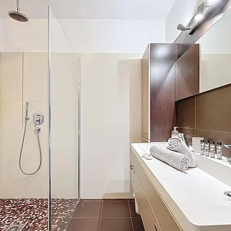 公寓 Private Garden Pool & Tennis 15 Min Walk To Center *